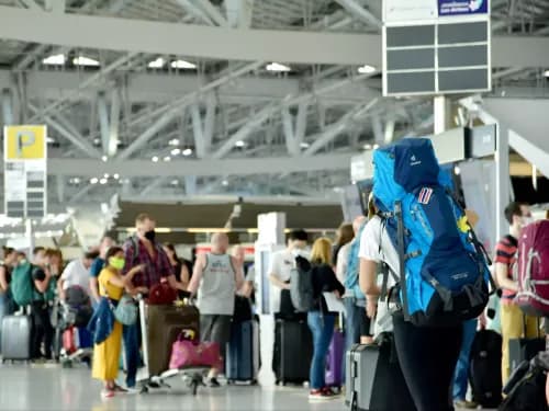 How AI-enabled People Counters are Transforming the Airport Experience 